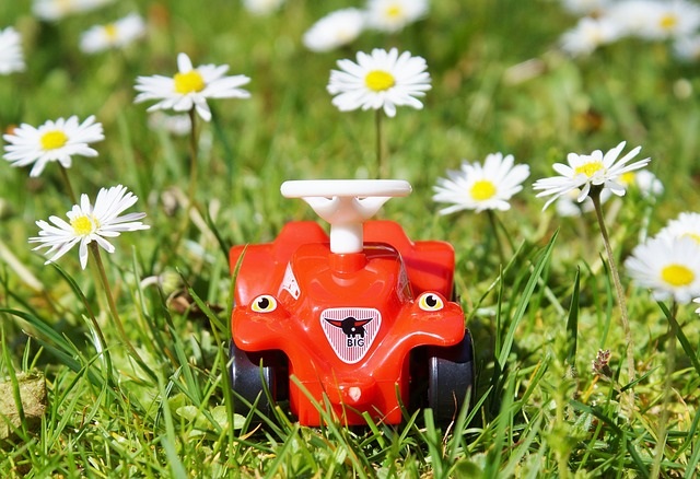 赤色車のおもちゃ